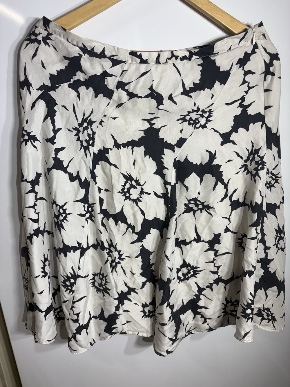 White house black market womens skirt 10 black white floral 100% silk classic
